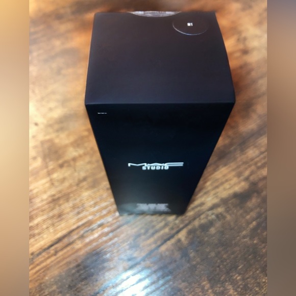 MAC Jumbo Studio Radiance Face and Body Radiant Sheer Foundation N1 - Picture 3 of 4